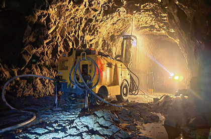 جهاز الحفر الهيدروليكي جامبو، طراز HT70-B